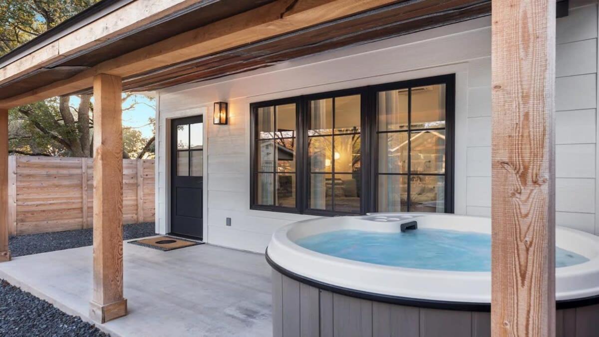 Alley Kat Guesthouse With Private Hot Tub Фредеріксбург Екстер'єр фото