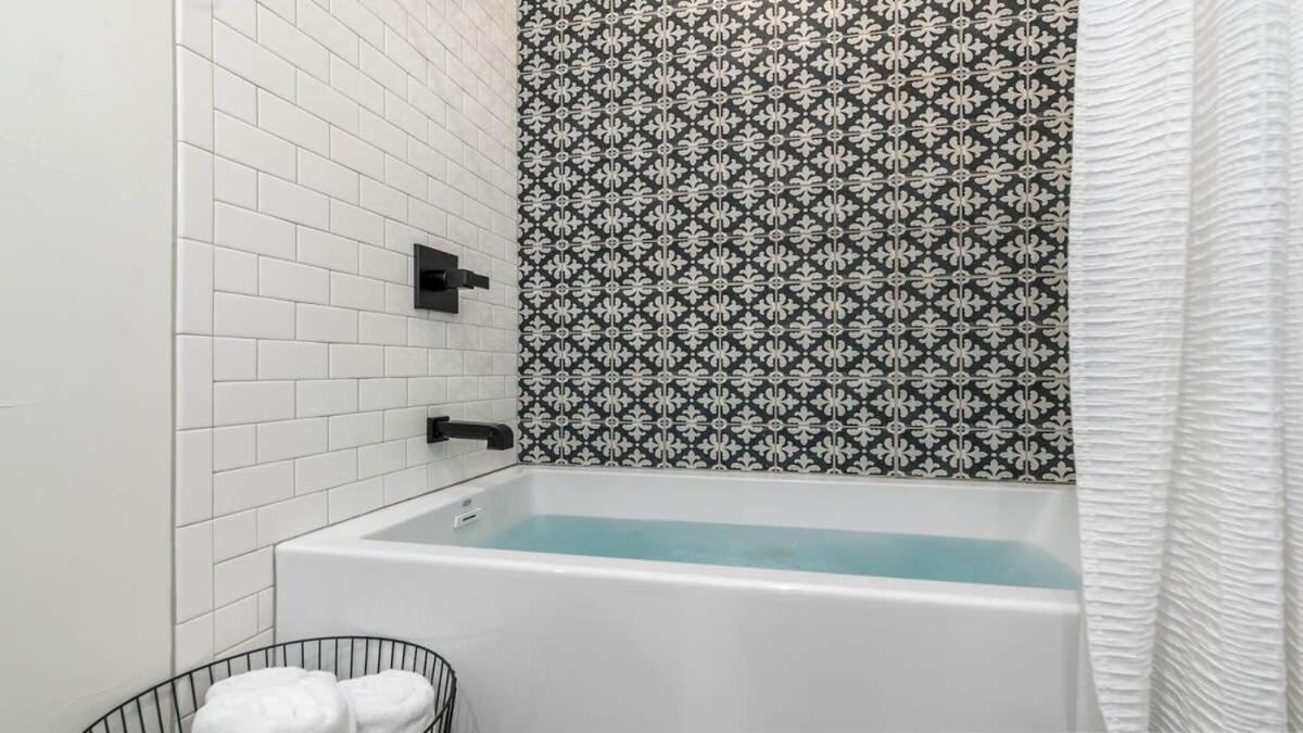 Alley Kat Guesthouse With Private Hot Tub Фредеріксбург Екстер'єр фото